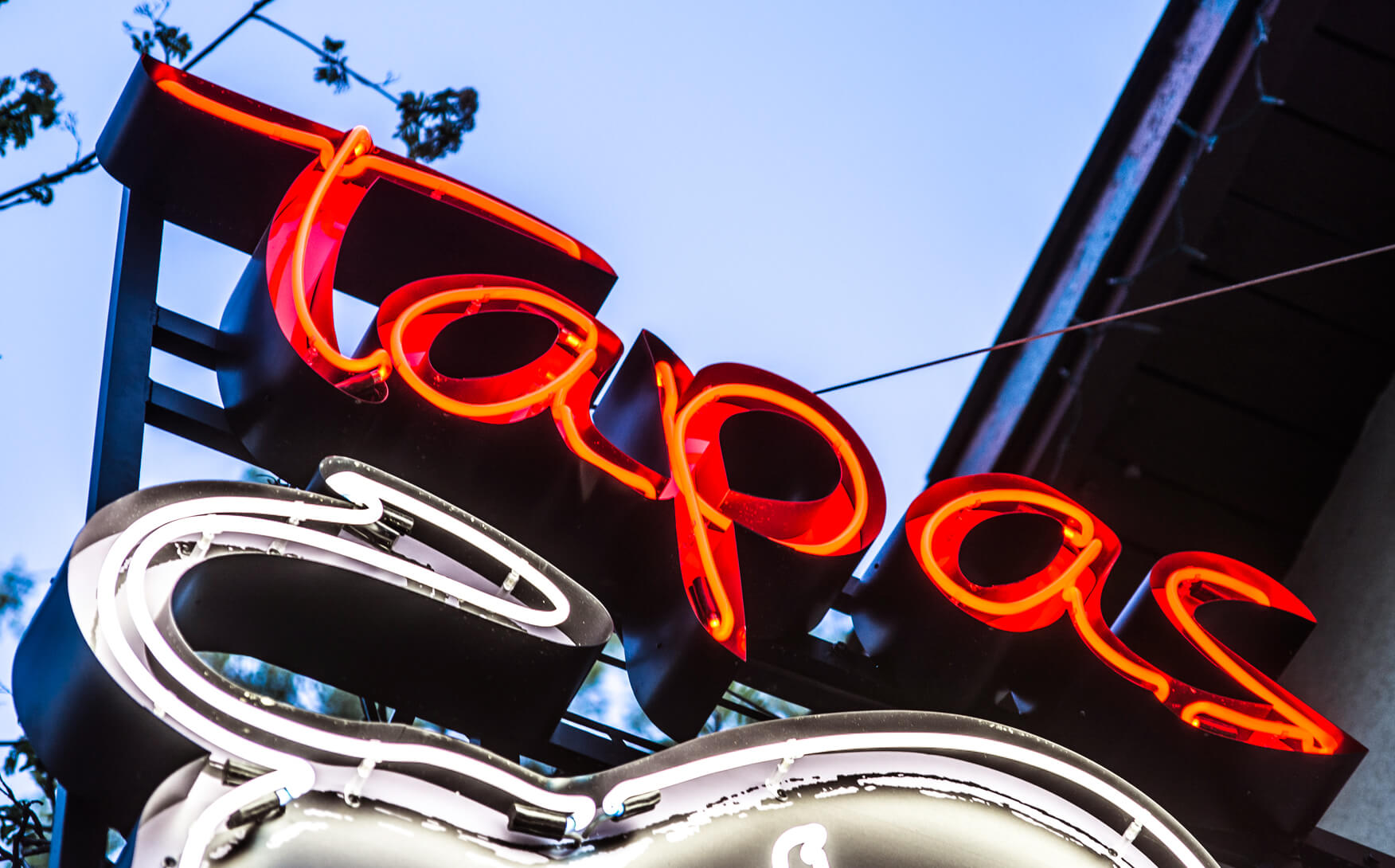 neon-tapas-torres-byk-neon-nad-wejsciem-do-restauracji-neon-podswietlany-neon-przestrzenny-nen-na-wysokosci-neon-na-stelazu-logo-neonowe-sopot-restauracja-hiszpanska